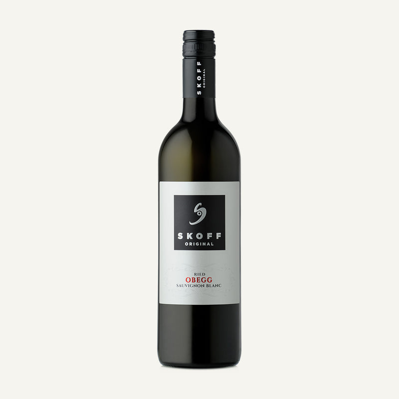 Der Sauvignon Blanc Ried Obegg ist ein edler, im Fass ausgebauter Weißwein aus der Südsteiermark. Frisch und mit stark ausgeprägter Fruchtnote